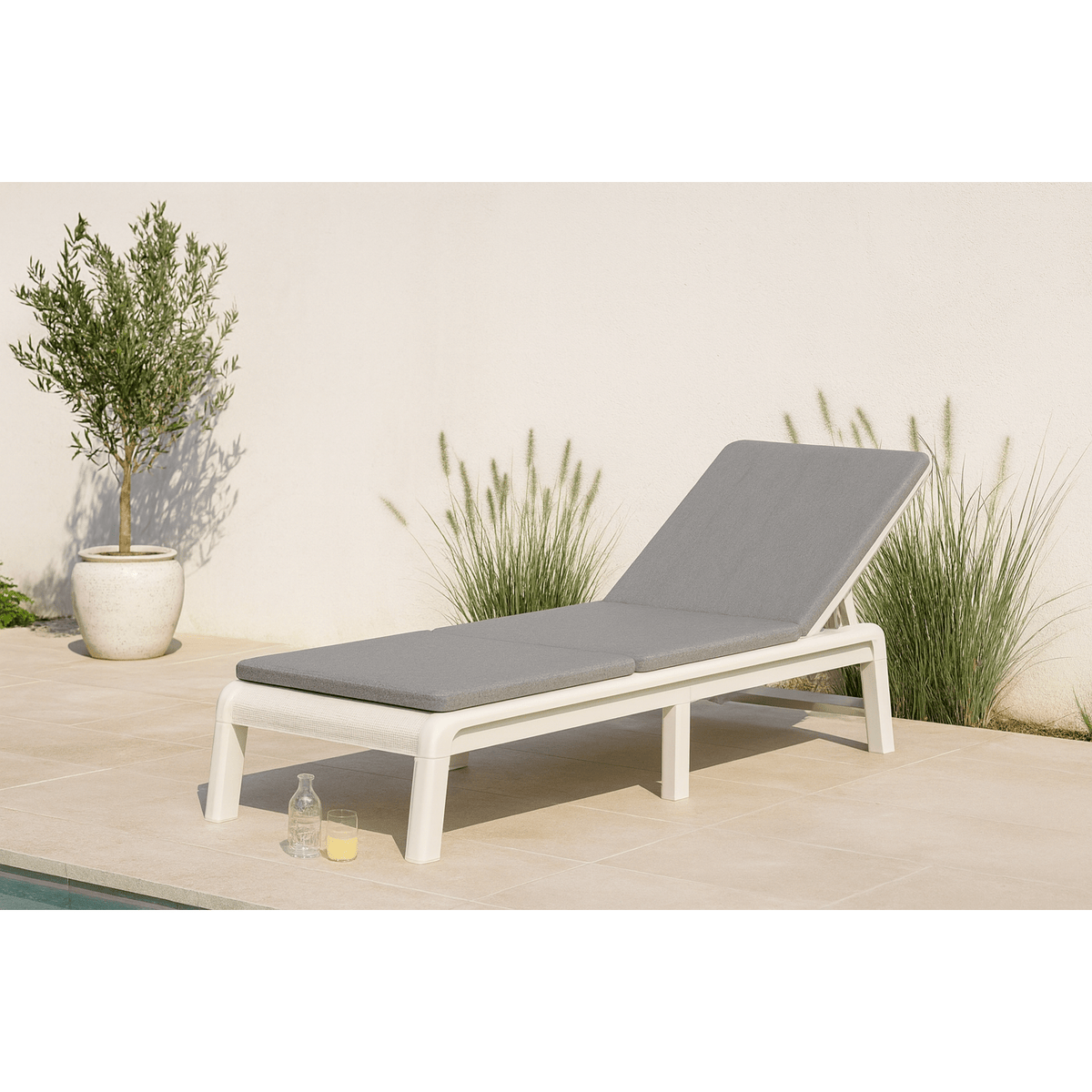Keter - Tumbona de exterior Mallorca con cojín blanco/gris - BricoandPool